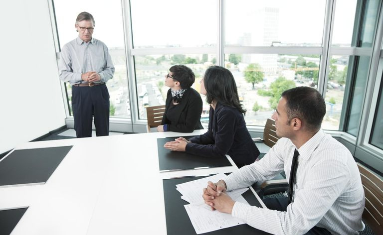 会議室での会議中のビジネスマン