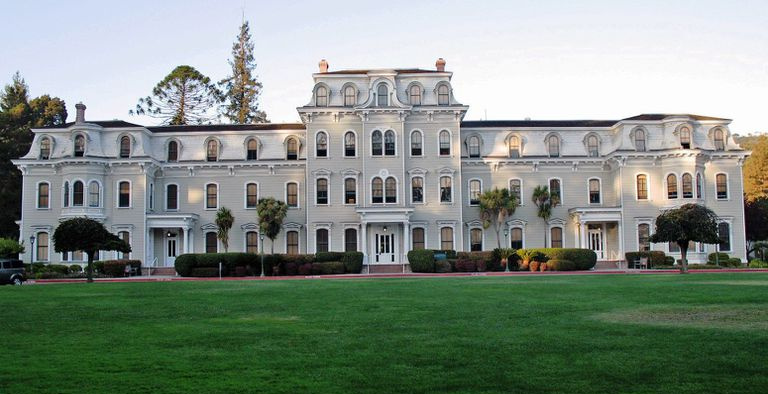 Mills Hall w Mills College