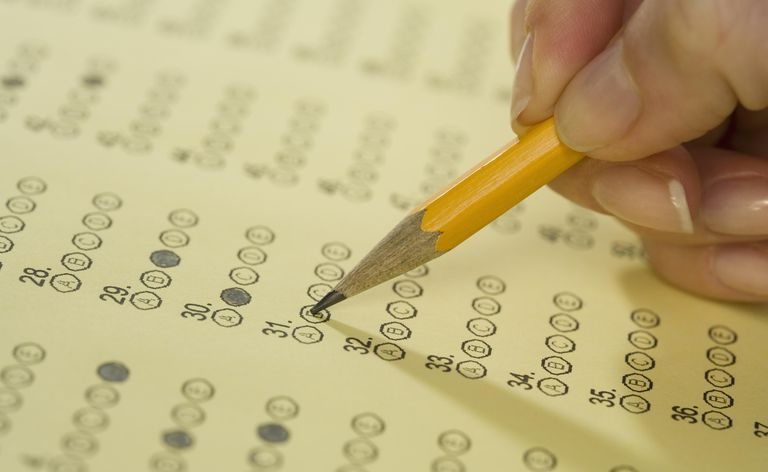 Zdawanie standaryzowanych testów w szkole.