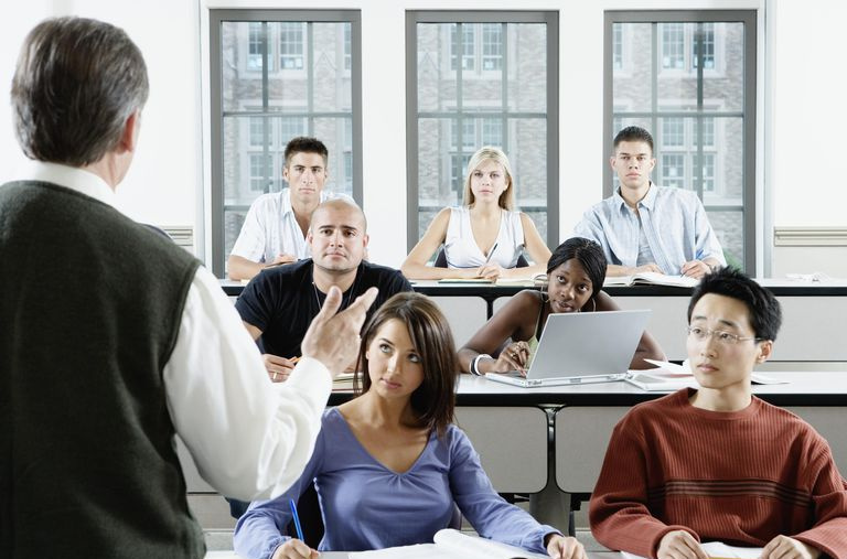 Mannlig professor henvender seg til gruppe studenter i klasserommet