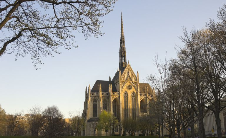 Kaplica Heinza o świcie, gotycka katedra na kampusie University of Pittsburgh w Pensylwanii, PA, USA.