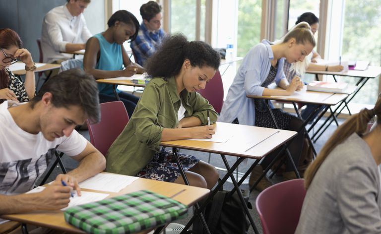Studenter som tar eksamen