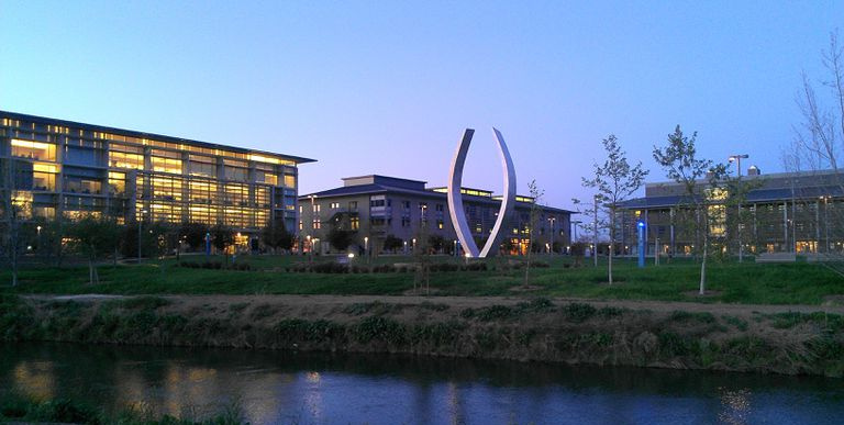 Ansicht von UC Merced bei Nacht.