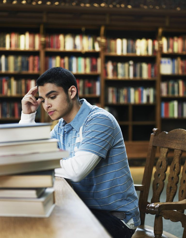 Jovem estudando na biblioteca da universidade