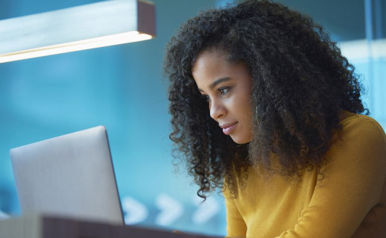 mujer joven en la computadora portátil