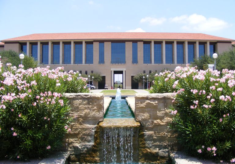 Fontene ved Texas A&M International University med Killam Library i bakgrunnen