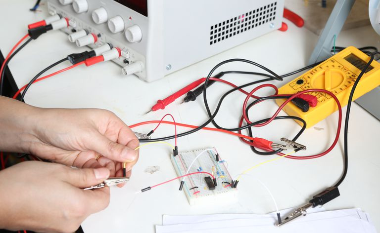 elektroinženieris, kas savieno elektrisko ķēdi