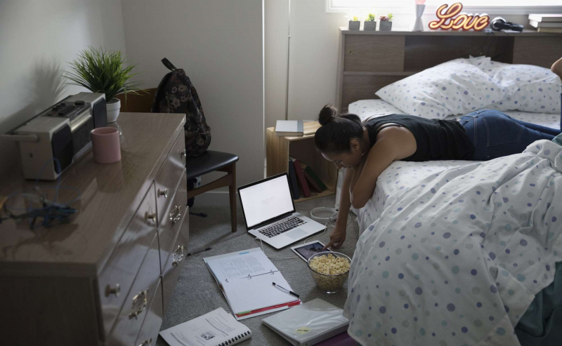 mujer en su cama