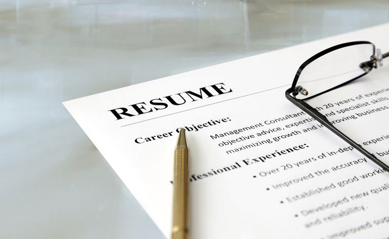 funkcjonalne CV z długopisem i okularami na górze