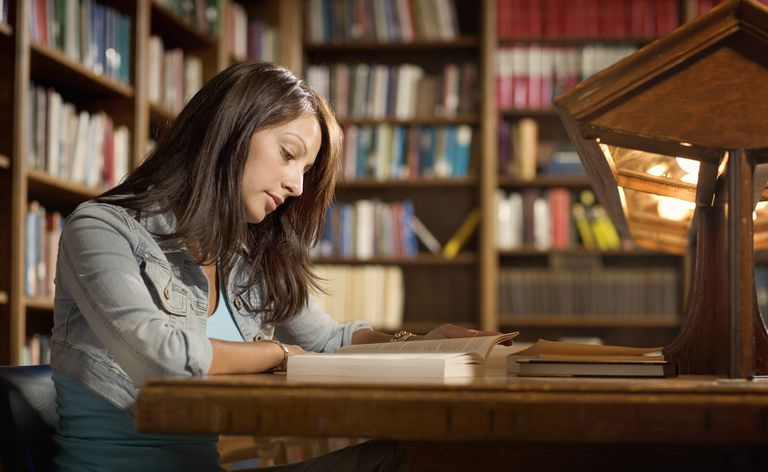 Estudiar teorías de la personalidad en la biblioteca.