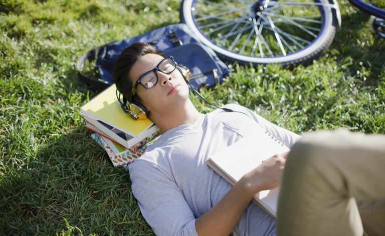 Studente che ascolta le cuffie nell