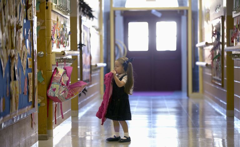un corridoio del liceo con una bambina