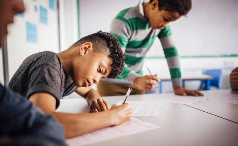 Alunos com seus trabalhos escolares.