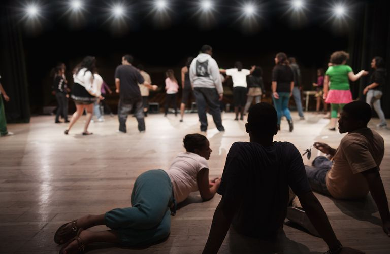 Adolescenti che provano sul palco