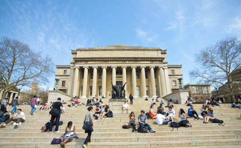 コロンビア大学、マンハッタン、ニューヨーク、米国の図書館の前の学生