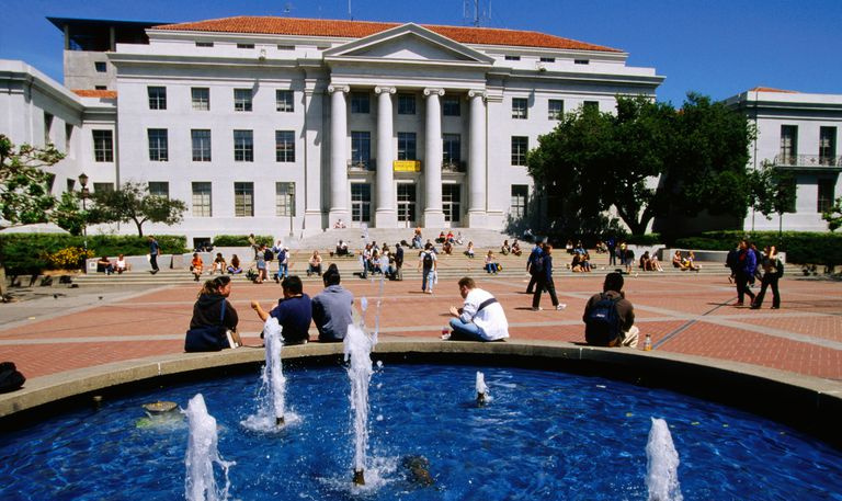 Sproul Hall et Plaza sur le campus de l