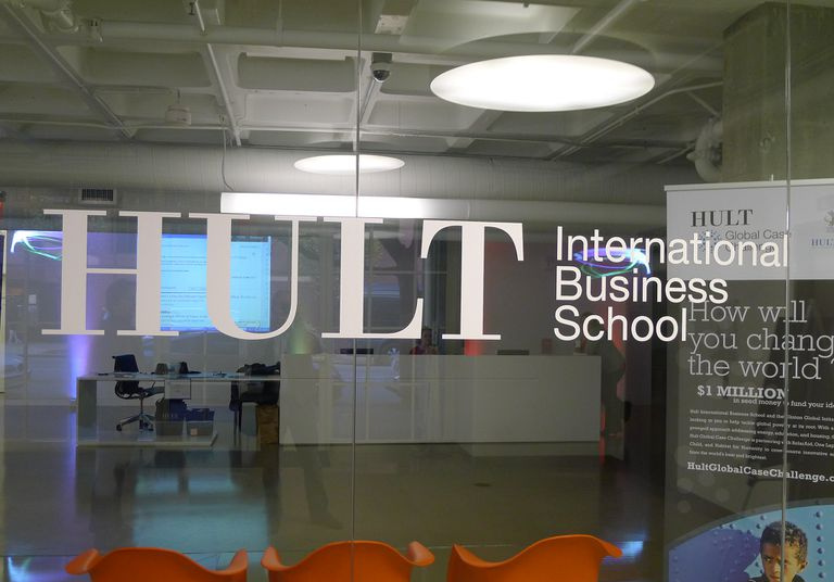 Hult International Business School Innenraum des Campus mit Schildern.