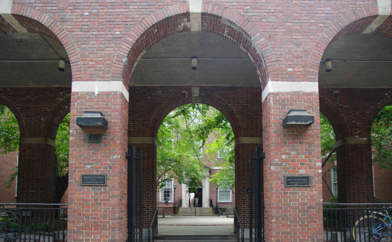 Brama w NYU Law School