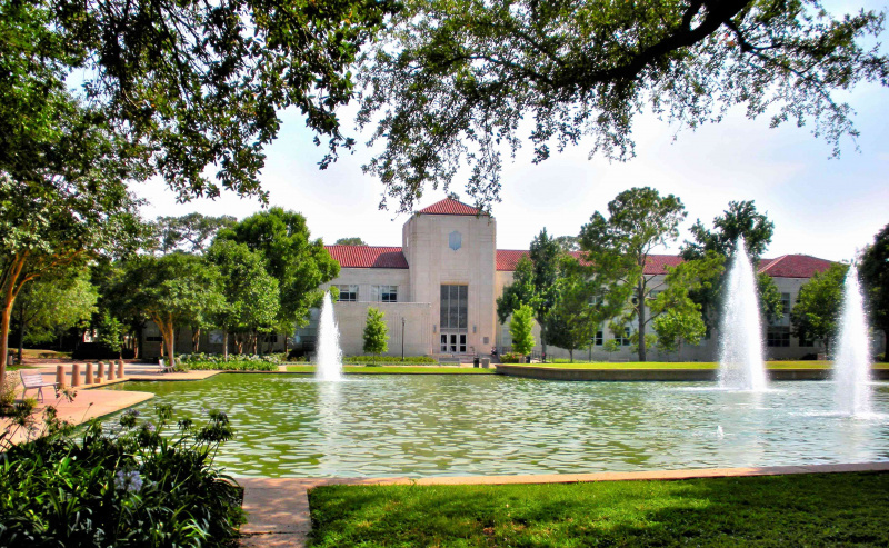 Fontanny i kampus przed Roy G. Cullen Building, University of Houston