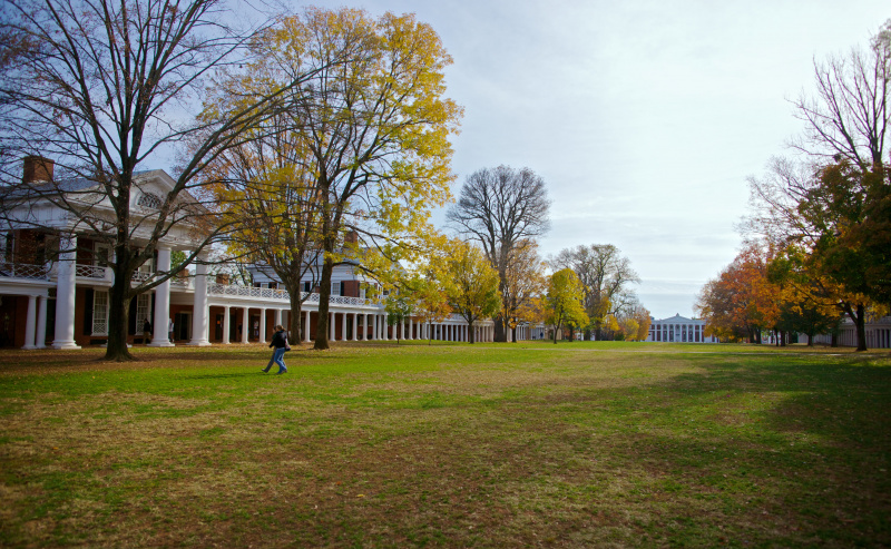 Der Rasen der University of Virginia, USA, mit Blick nach Süden auf die Old Cabell Hall