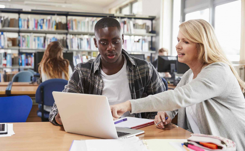 Sesión de tutoría en la biblioteca de la universidad