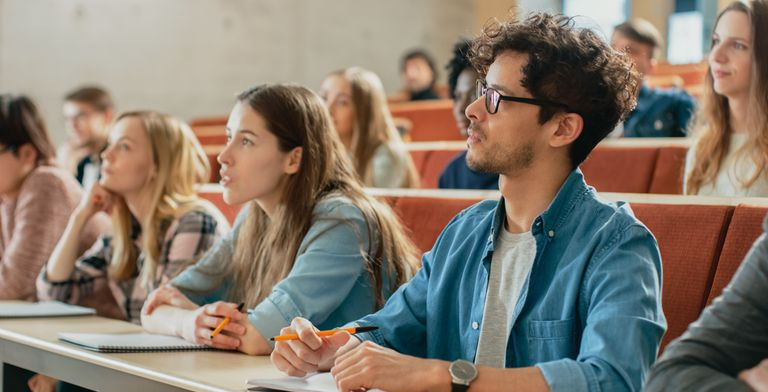 Estudantes universitários ouvindo uma palestra na sala de aula