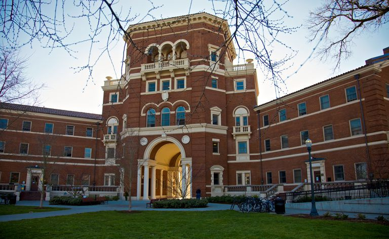 Weatherford Hall na Uniwersytecie Stanowym Oregonu o zmierzchu.
