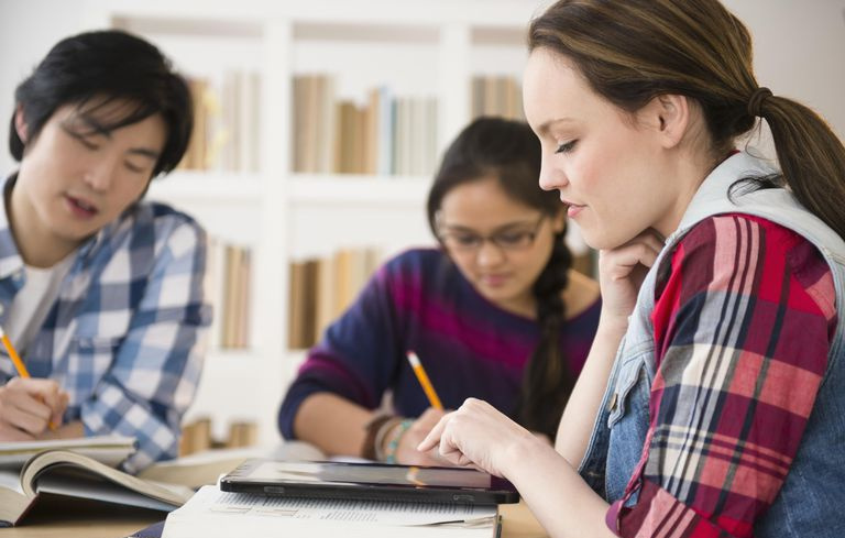 três alunos estudam juntos