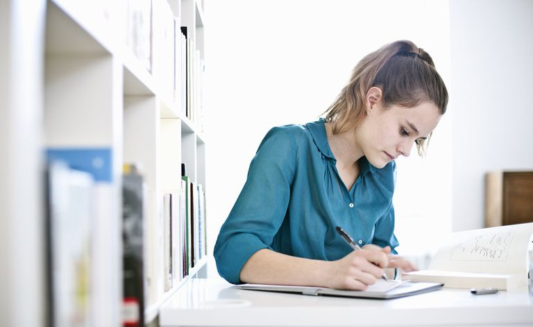 Student på jobb på biblioteket