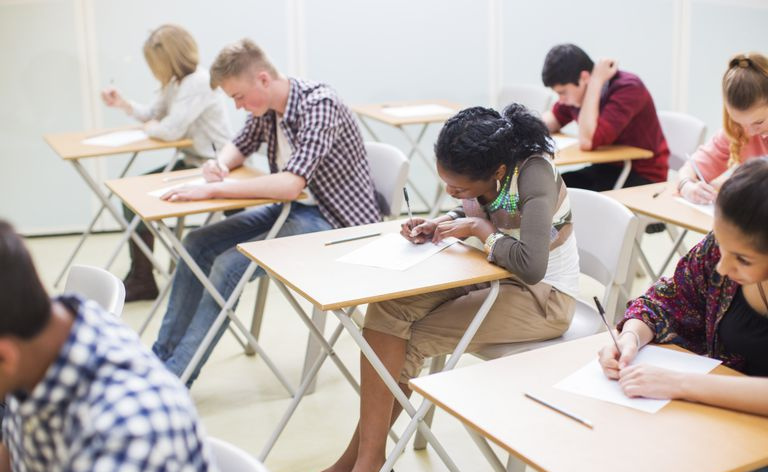Studenter som skriver sin GCSE-eksamen i klasserommet
