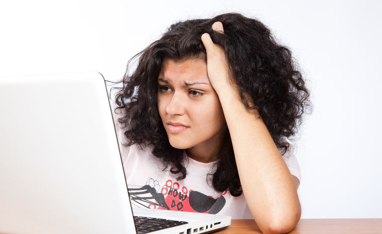 Eine College-Studentin, die an ihrem Laptop arbeitet