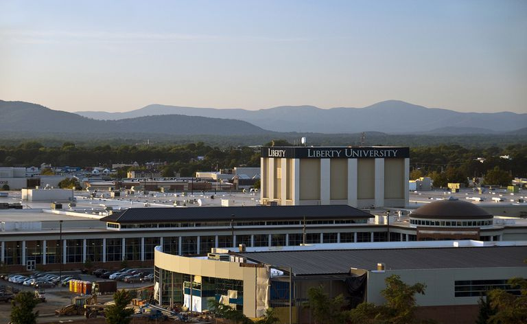 Fernaufnahme der Liberty University in Lynchburg, Virginia.