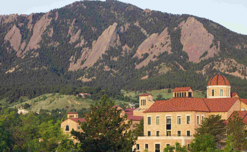 I ferri da stiro dietro un edificio scolastico nel campus dell