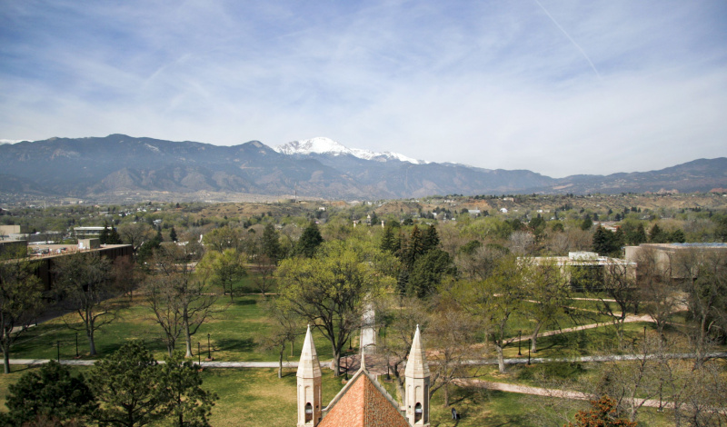 Vista del Colorado College dalla cima della Shove Memorial Chapel, che mostra il campus CC con Pikes Peak sullo sfondo