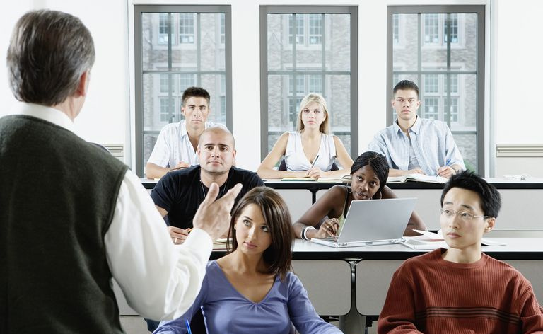 Studenten, die einer Vorlesung lauschen