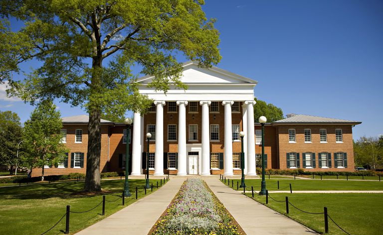 Le Lyceum sur le campus de l