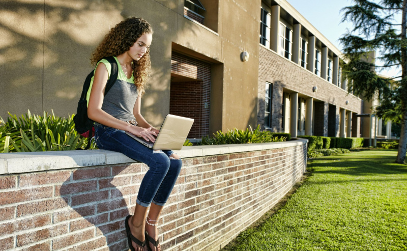estudante do ensino médio usando laptop