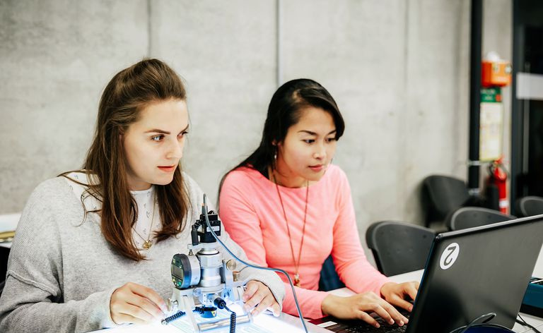 Studenti universitari che lavorano con apparecchiature complesse durante l