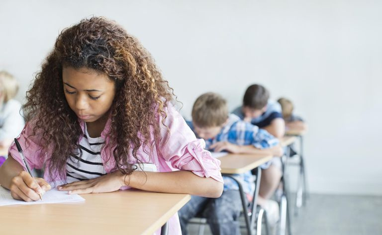 教室でテストを受ける学生