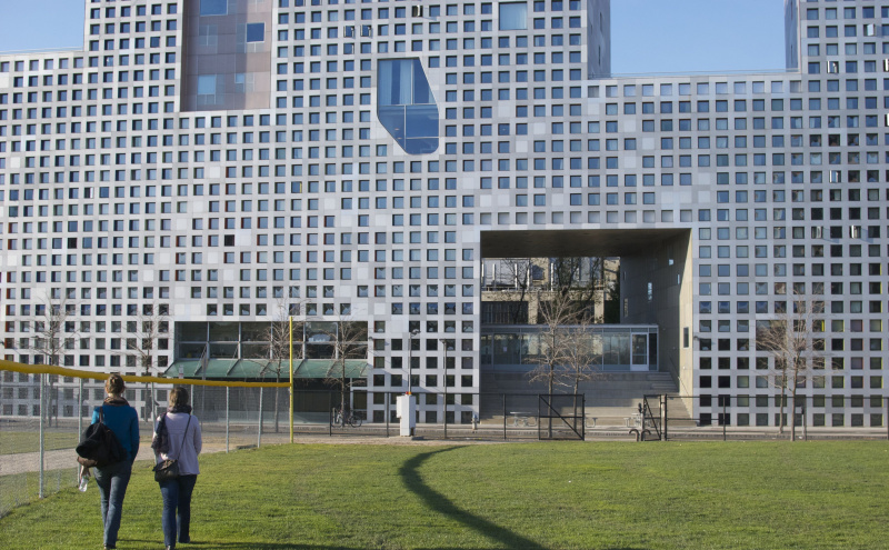 To studenter nærmer seg Simmons Hall sovesal, MIT