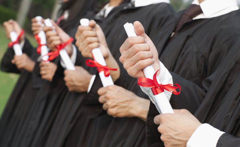 Mains tenant des diplômes