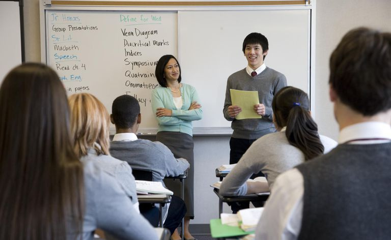 クラスでプレゼンテーションを行う私立学校の学生