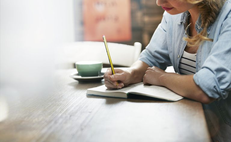 mujer, escritura, en, cuaderno, en, cafetería