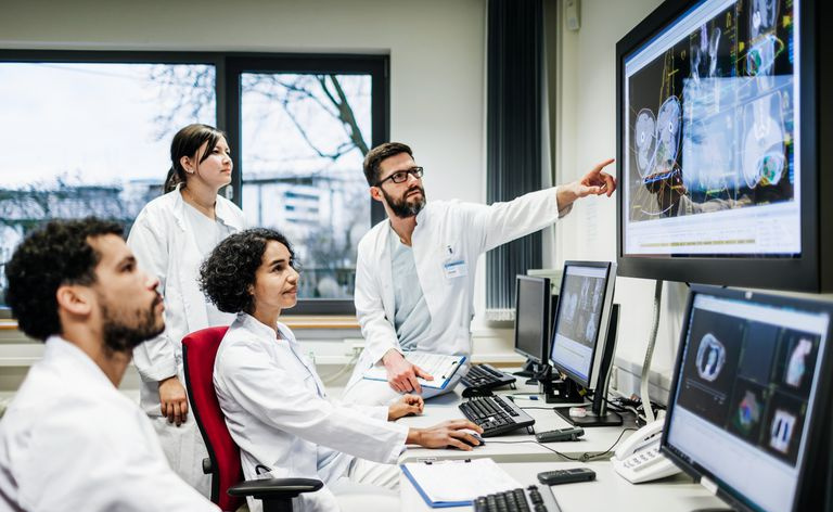 Lekarze patrzący na wyniki laboratoryjne