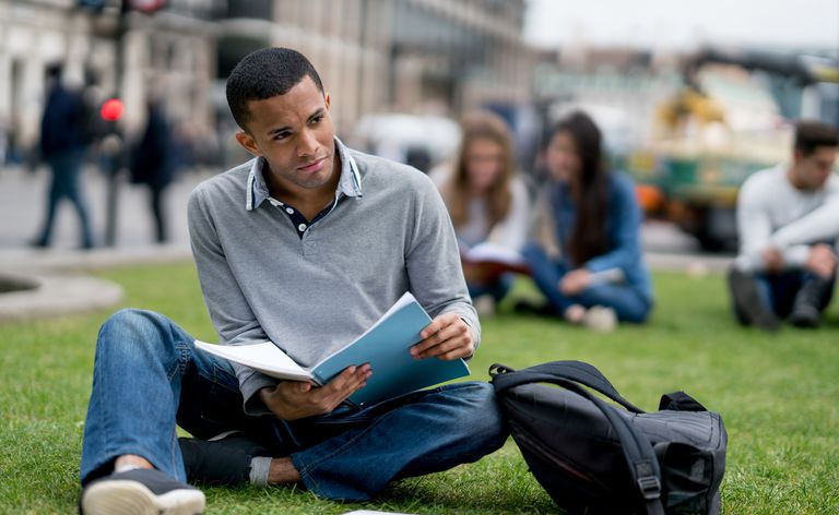Estudiante afroamericano estudiando al aire libre en Londres