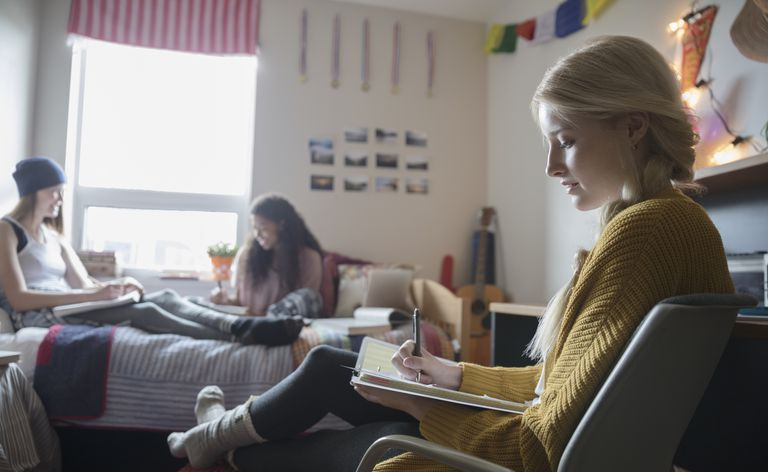 Kvinnelige studenter som studerer på hybel