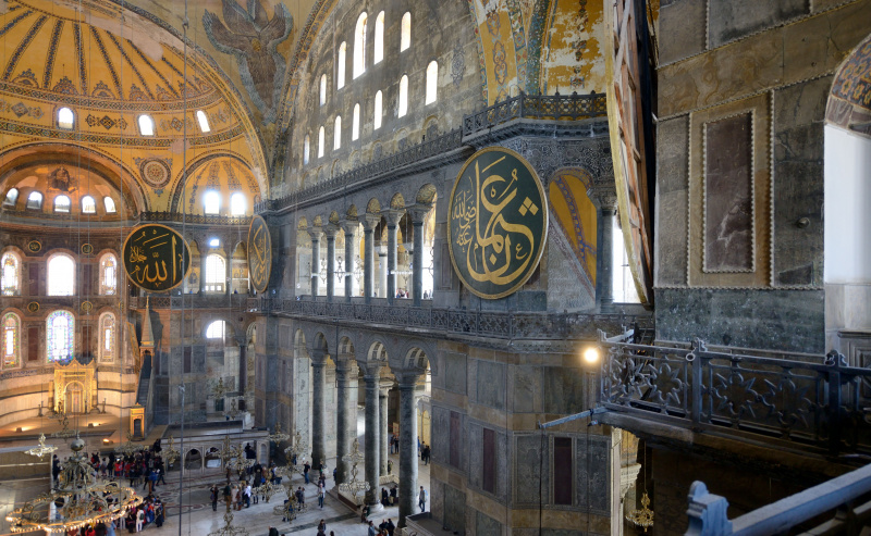 enorme spazio interno alto 180 piedi circondato da finestre ad arco, mosaici e un