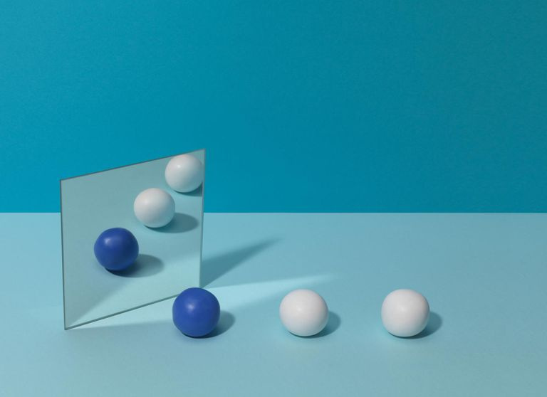 青いボールと鏡