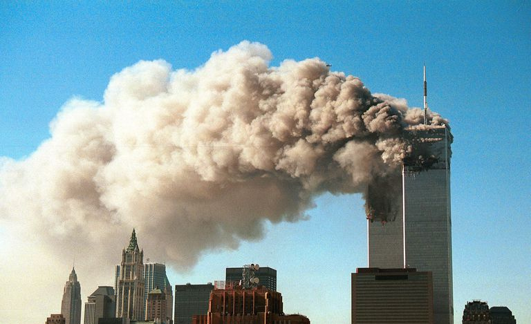 Dym unosi się z bliźniaczych wieżowców po uderzeniu przez dwa porwane samoloty podczas ataku terrorystycznego 11 września 2001 r. w Nowym Jorku