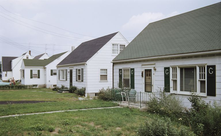 Línea de Casas Blancas en Suburbios